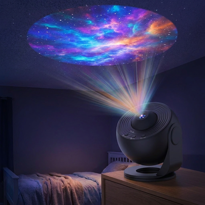 Projecteur planétarium noir sur une commode de chambre d'enfant, projetant une nébuleuse colorée au plafond dans le noir