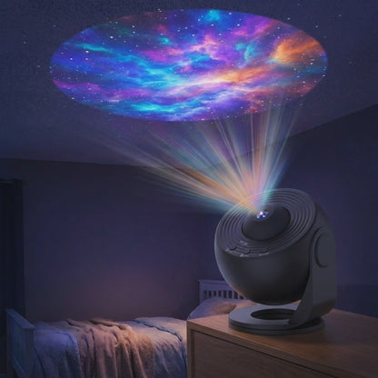 Le projecteur planétarium en fonctionnement : la nébuleuse tourne lentement au plafond d'une chambre dans le noir