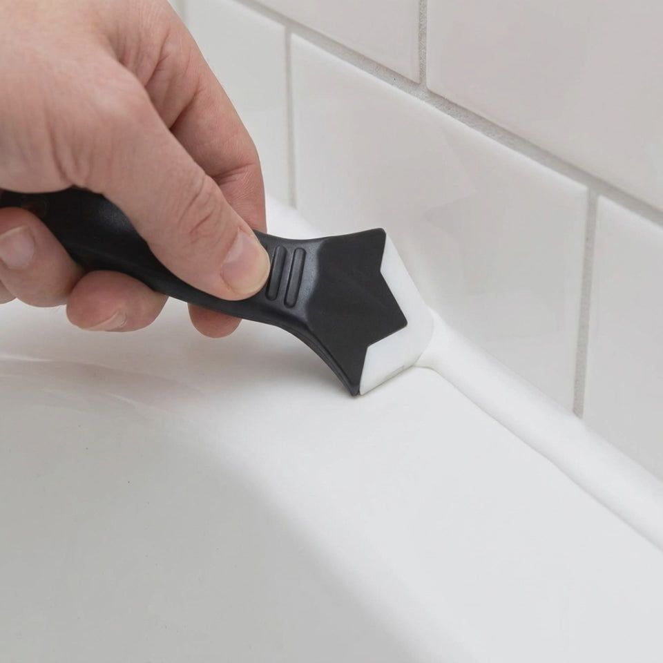 Démonstration : l'outil à joint lisse un cordon de silicone le long d'un angle de baignoire